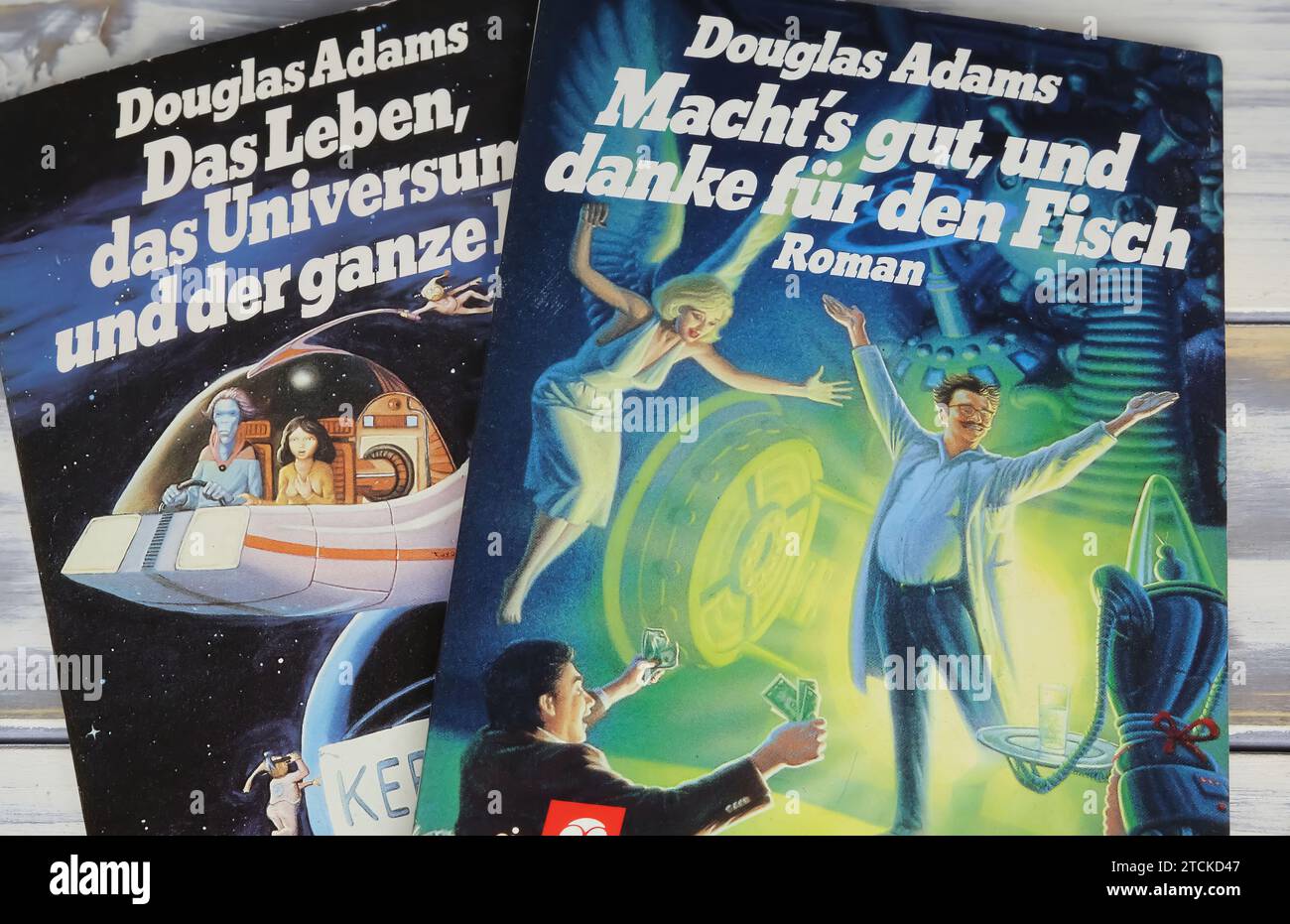 Viersen, Germania - 9 maggio. 2023: Closeup of Douglas Adams copertine di libri di fantascienza satirica Foto Stock