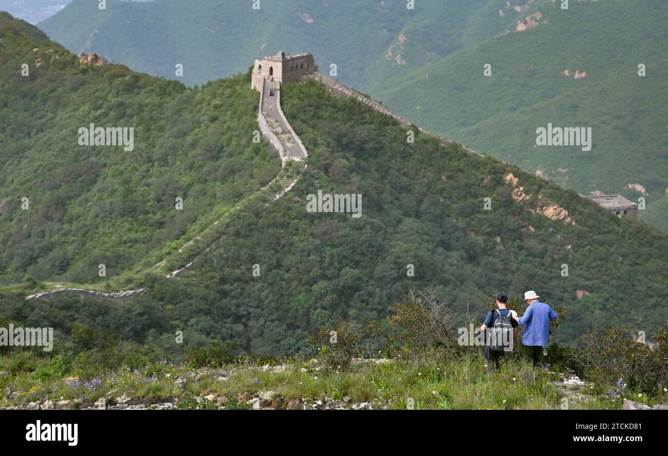 (231213) -- PECHINO, 13 dicembre 2023 (Xinhua) -- questa foto scattata il 5 settembre 2023 mostra Yan Xinqiang (R) che tiene la spalla di Yan Gongming mentre cammina in una sezione della grande Muraglia a Yanqing di Pechino, capitale della Cina. Yan Xinqiang, un editore d'arte in pensione di 78 anni, e suo figlio Yan Gongming, un insegnante di 45 anni che insegna cinese come lingua straniera, sono padre e figlio che hanno una lunga storia con la grande Muraglia. dal 1984, hanno indagato, fotografato e registrato la grande Muraglia di vari luoghi, tempi e tipi. Nel 1996, a Futuyu Great Foto Stock