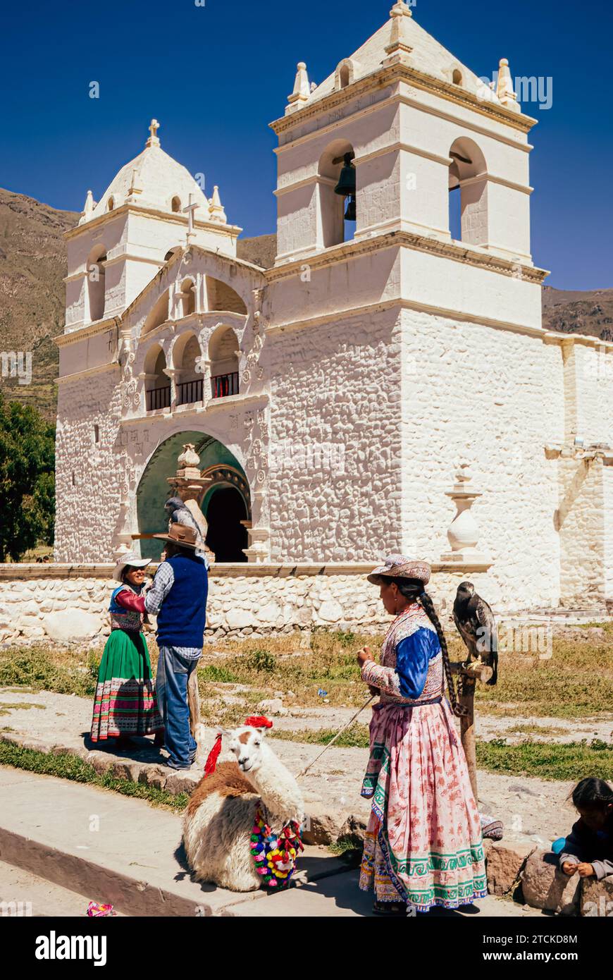 La chiesa bianca di Santa Ana nel villaggio di Maca, la valle di Colca, Arequipa, Perù Foto Stock