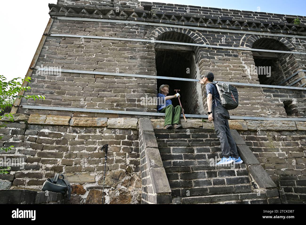 (231213) -- PECHINO, 13 dicembre 2023 (Xinhua) -- questa foto scattata il 5 settembre 2023 mostra Yan Xinqiang (L) e Yan Gongming che controllano una torre di guardia restaurata in una sezione della grande Muraglia a Yanqing di Pechino, capitale della Cina. Yan Xinqiang, un editore d'arte in pensione di 78 anni, e suo figlio Yan Gongming, un insegnante di 45 anni che insegna cinese come lingua straniera, sono padre e figlio che hanno una lunga storia con la grande Muraglia. dal 1984, hanno indagato, fotografato e registrato la grande Muraglia di vari luoghi, tempi e tipi. Nel 1996, a Futuyu Grea Foto Stock