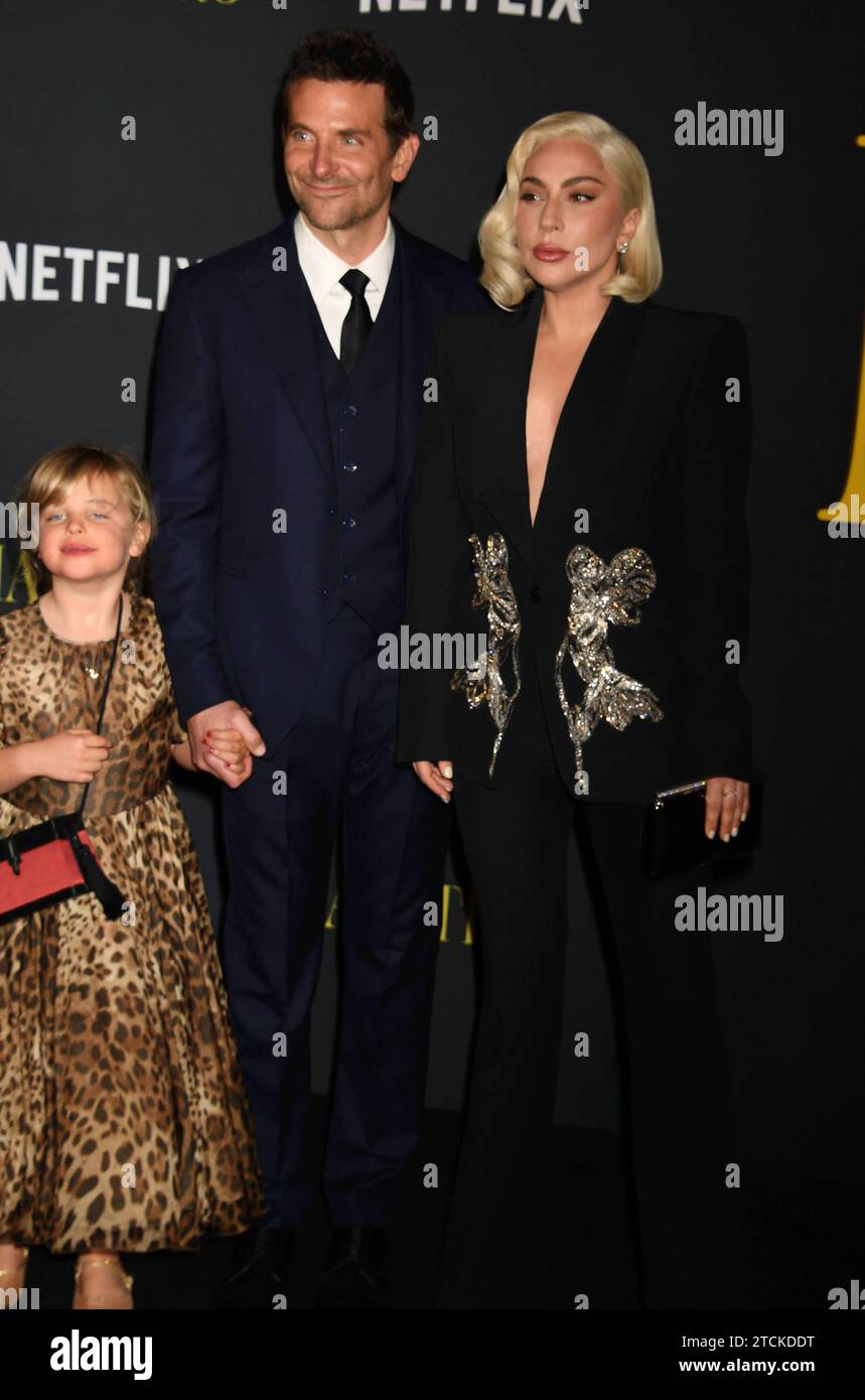 LOS ANGELES, CALIFORNIA - 12 DICEMBRE: L-R Lea De Seine Shayk Cooper, Bradley Cooper e Lady Gaga partecipano al servizio fotografico del Maestro Los Angeles di Netflix all'Academy Museum of Motion Pictures il 12 dicembre 2023 a Los Angeles, California. Copyright: XJeffreyxMayerx Foto Stock