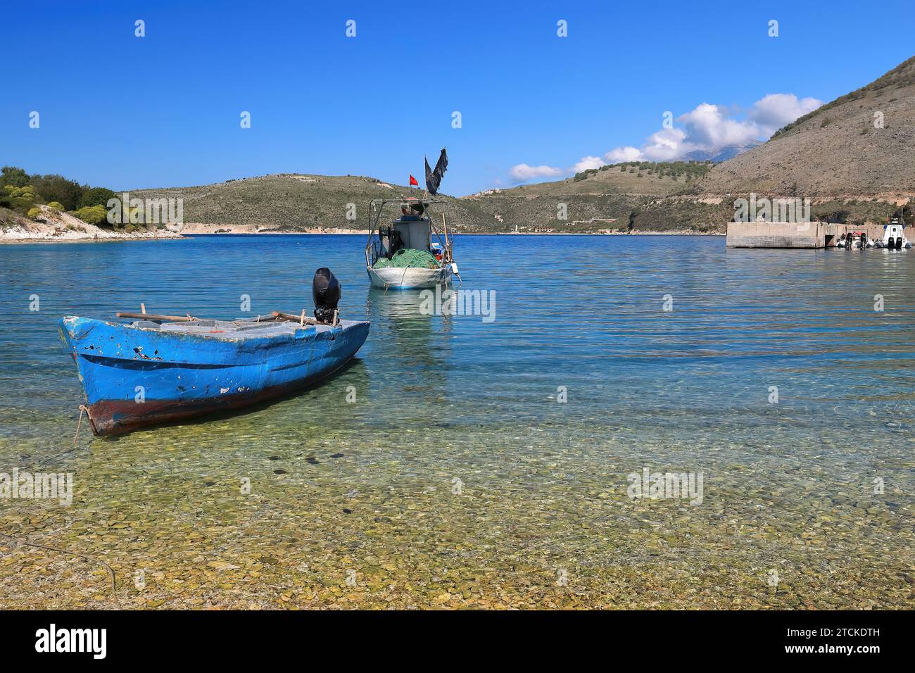 125 piccolo peschereccio artigianale ormeggiato a Porto Palermo, Baia dello Ionio nella regione della Riviera. Himare-Albania. Foto Stock