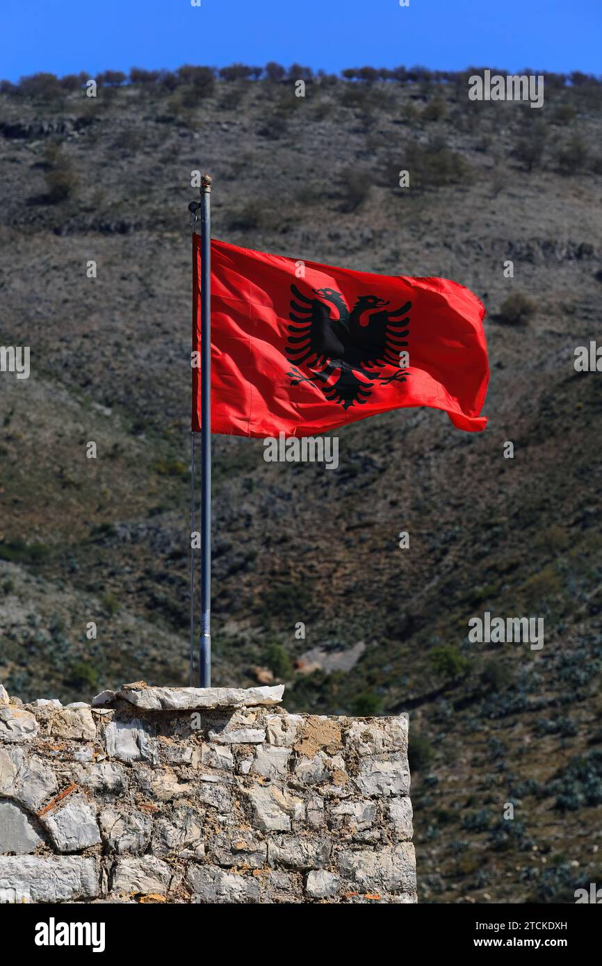 Bandiera nazionale del 133 esposta in cima a un edificio della guarnigione, terrazza superiore del castello di Ali Pasha di Tepelene, baia di Porto Palermo. Himare-Albania. Foto Stock