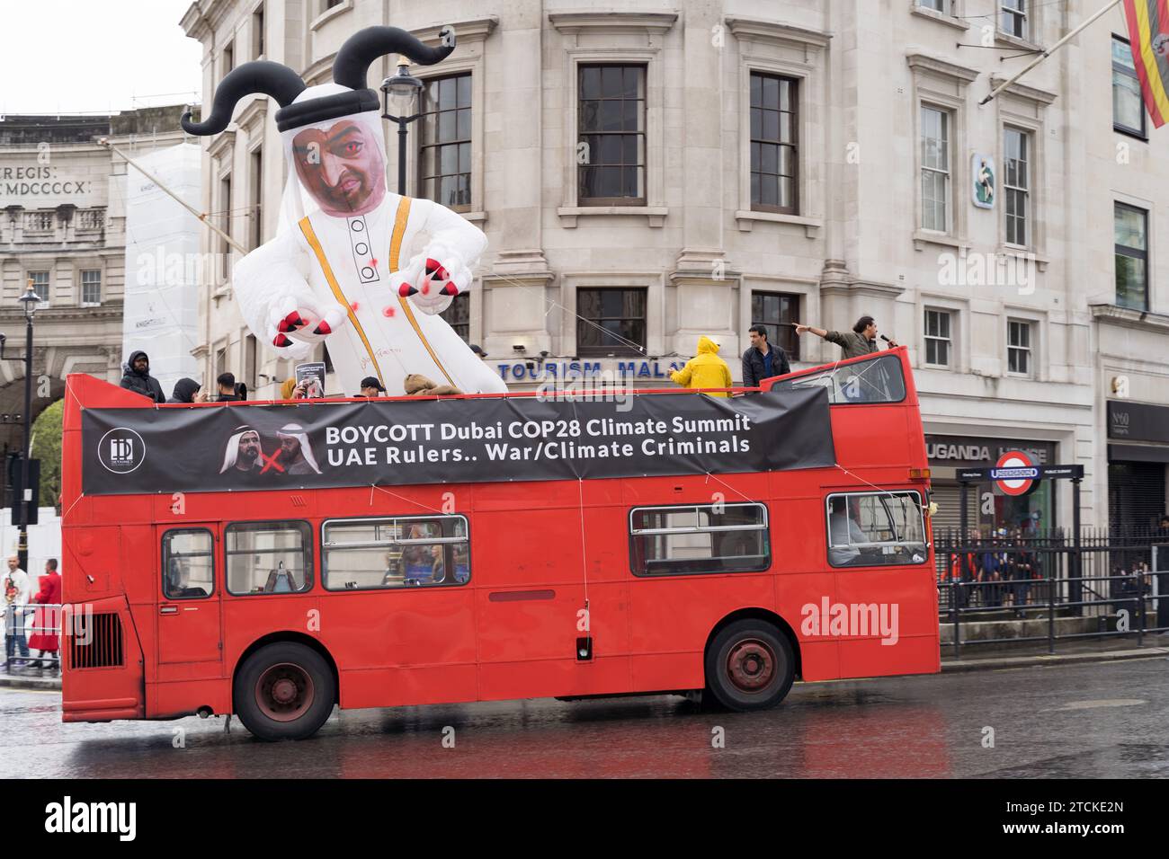 Boicottare Dubai COP28 vertice sul clima governanti degli Emirati Arabi Uniti, il banner criminale di guerra/clima si trova sul pannello laterale del bus scoperto che gira per Londra Street UK Foto Stock