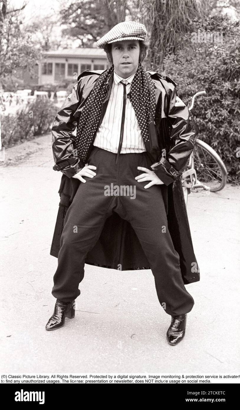 Elton John. Cantante inglese, cantautore nato nel marzo 25 1947. Nella foto indossa un berretto a scacchi e una sciarpa a scacchi abbinata durante una visita in Svezia 1978. Kristoffersson Foto Stock