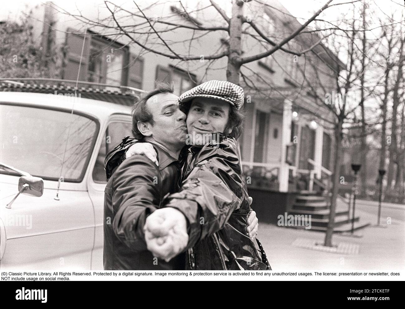 Elton John. Cantante inglese, cantautore nato nel marzo 25 1947. Nella foto indossa un berretto a scacchi e una sciarpa a scacchi abbinata durante una visita in Svezia 1978. Kristoffersson Foto Stock