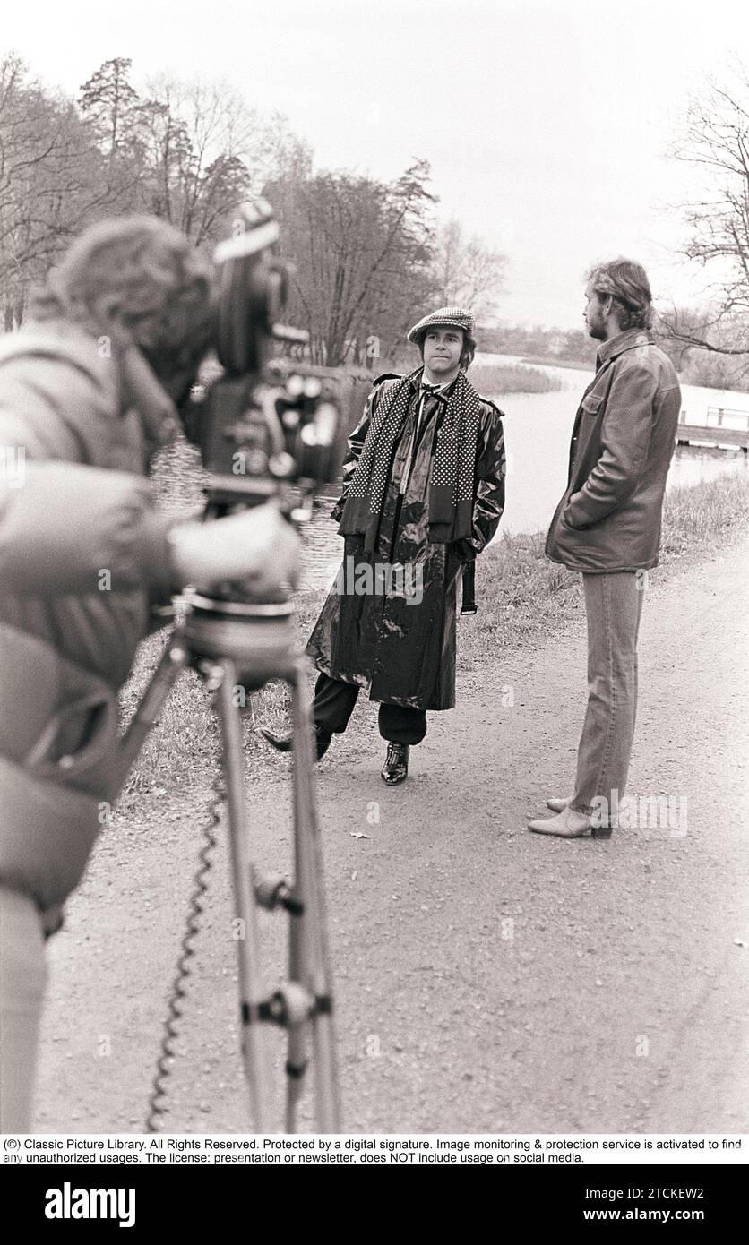 Elton John. Cantante inglese, cantautore nato nel marzo 25 1947. Nella foto indossa un berretto a scacchi e una sciarpa a scacchi abbinata durante una visita in Svezia 1978. Kristoffersson Foto Stock