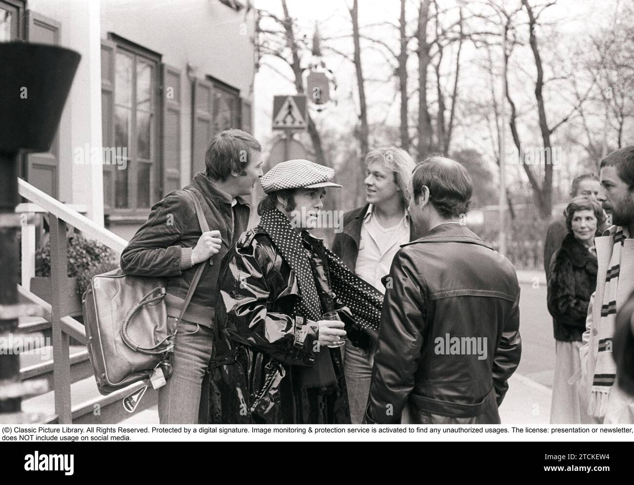 Elton John. Cantante inglese, cantautore nato nel marzo 25 1947. Nella foto indossa un berretto a scacchi e una sciarpa a scacchi abbinata durante una visita in Svezia 1978. Kristoffersson Foto Stock