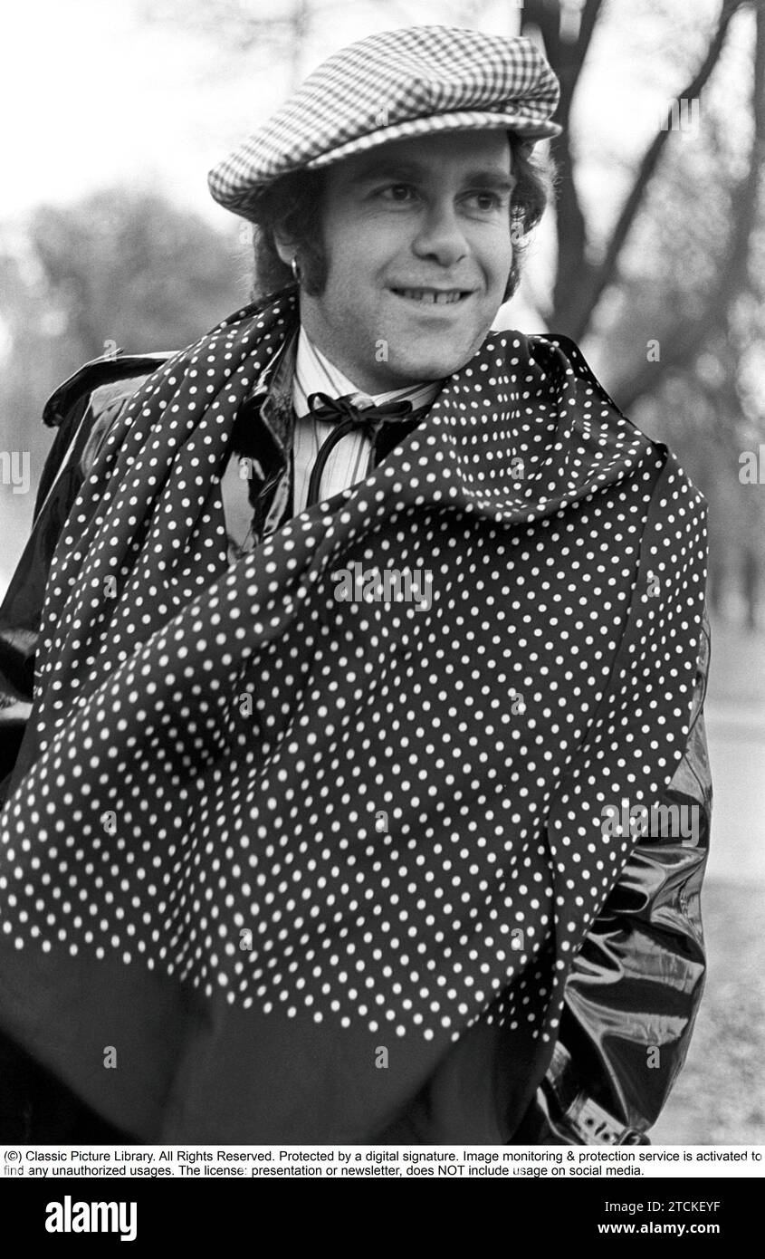 Elton John. Cantante inglese, cantautore nato nel marzo 25 1947. Nella foto, indossa un cappuccio a scacchi e una sciarpa a scacchi corrispondente durante una visita in Svezia 1978 Foto Stock