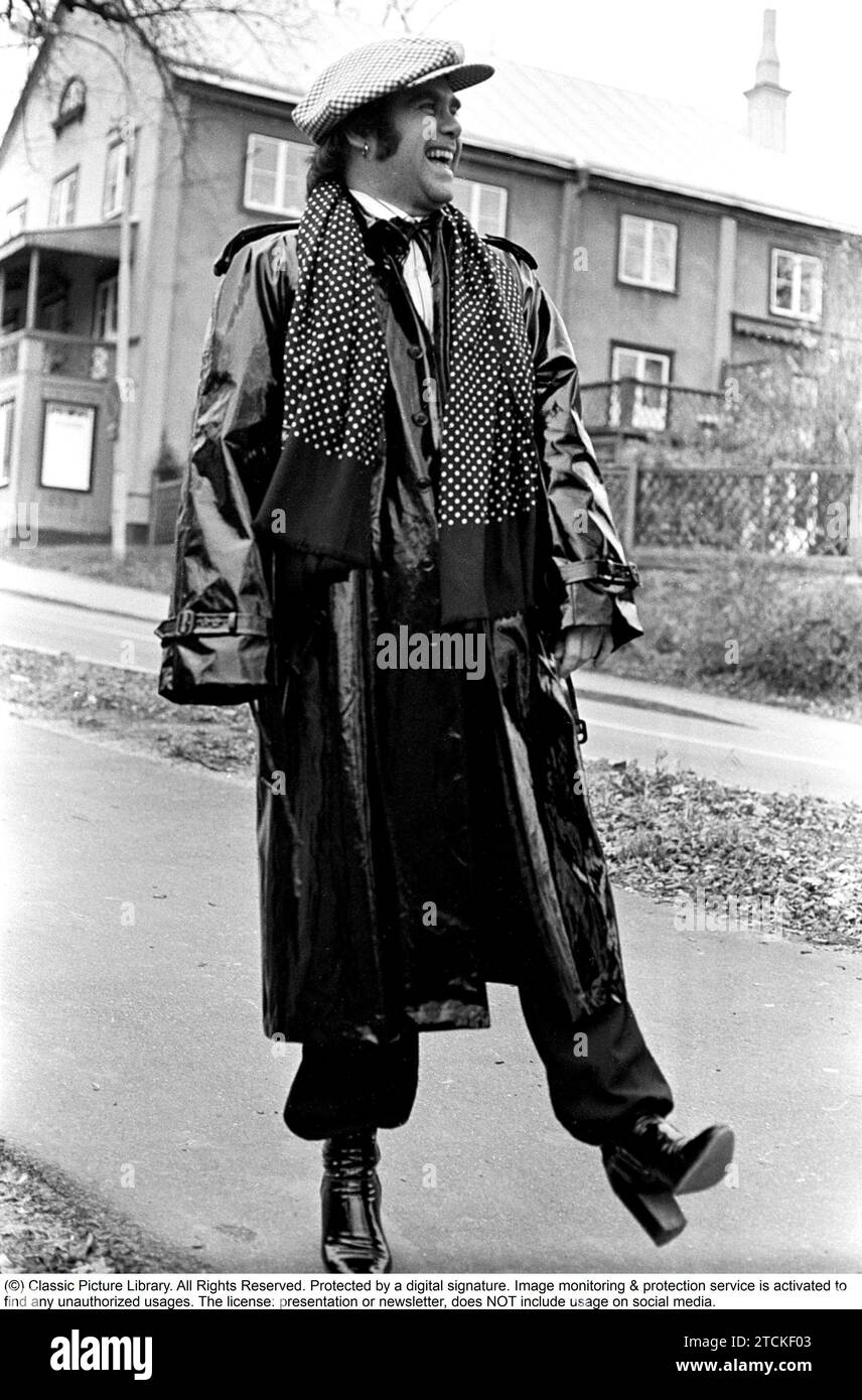 Elton John. Cantante inglese, cantautore nato nel marzo 25 1947. Nella foto, indossa un cappuccio a scacchi e una sciarpa a scacchi corrispondente durante una visita in Svezia 1978 Foto Stock