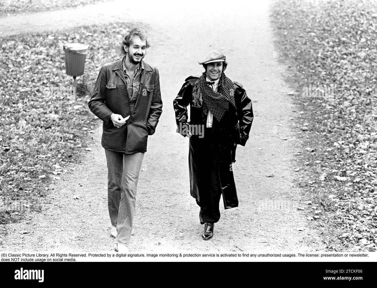 Elton John. Cantante inglese, cantautore nato nel marzo 25 1947. Nella foto, indossa un cappuccio a scacchi e una sciarpa a scacchi corrispondente durante una visita in Svezia 1978 Foto Stock