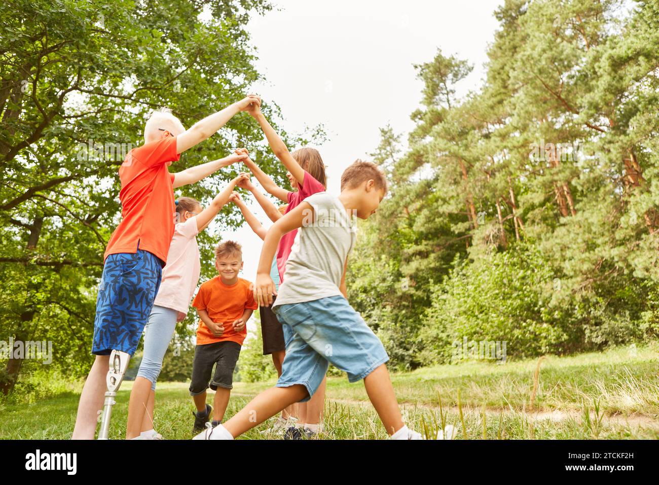 I bambini si divertono giocando insieme durante l'estate al parco Foto Stock