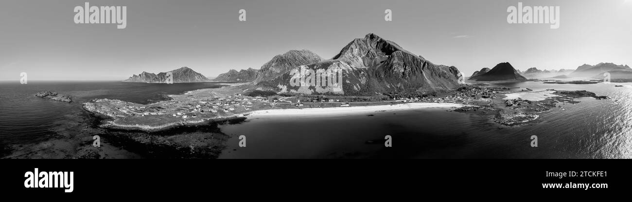 Panorama di droni monocromatici della baia di Jusnesvika e della spiaggia di Rambergstranda sull'isola di Flakstadoya, Lofoten, con forti contrasti tra le acque scure, bri Foto Stock
