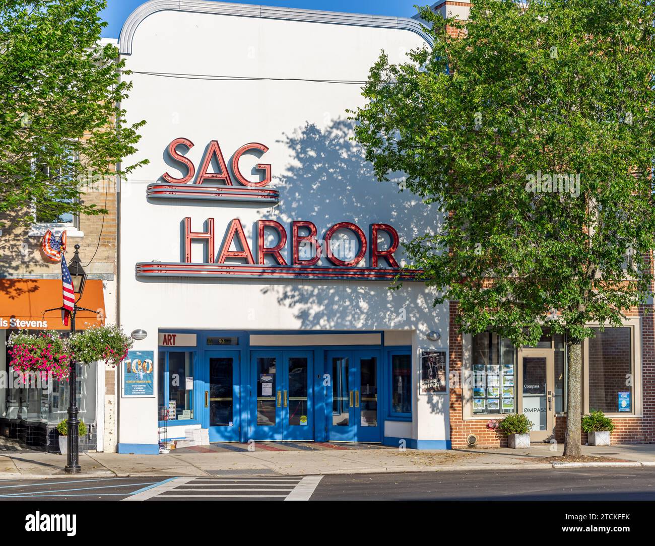 Facciata esterna del cinema SAG Harbor in un giorno d'estate Foto Stock