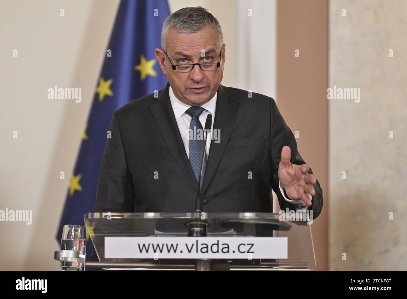 Praga, Repubblica Ceca. 13 dicembre 2023. Il ministro ceco dell'industria e del commercio Jozef Sikela interviene durante la conferenza stampa sugli aiuti di Stato alle imprese ad alta intensità energetica, tenutasi a Praga, nella Repubblica Ceca, il 13 dicembre 2023. Credito: Vit Simanek/CTK Photo/Alamy Live News Foto Stock