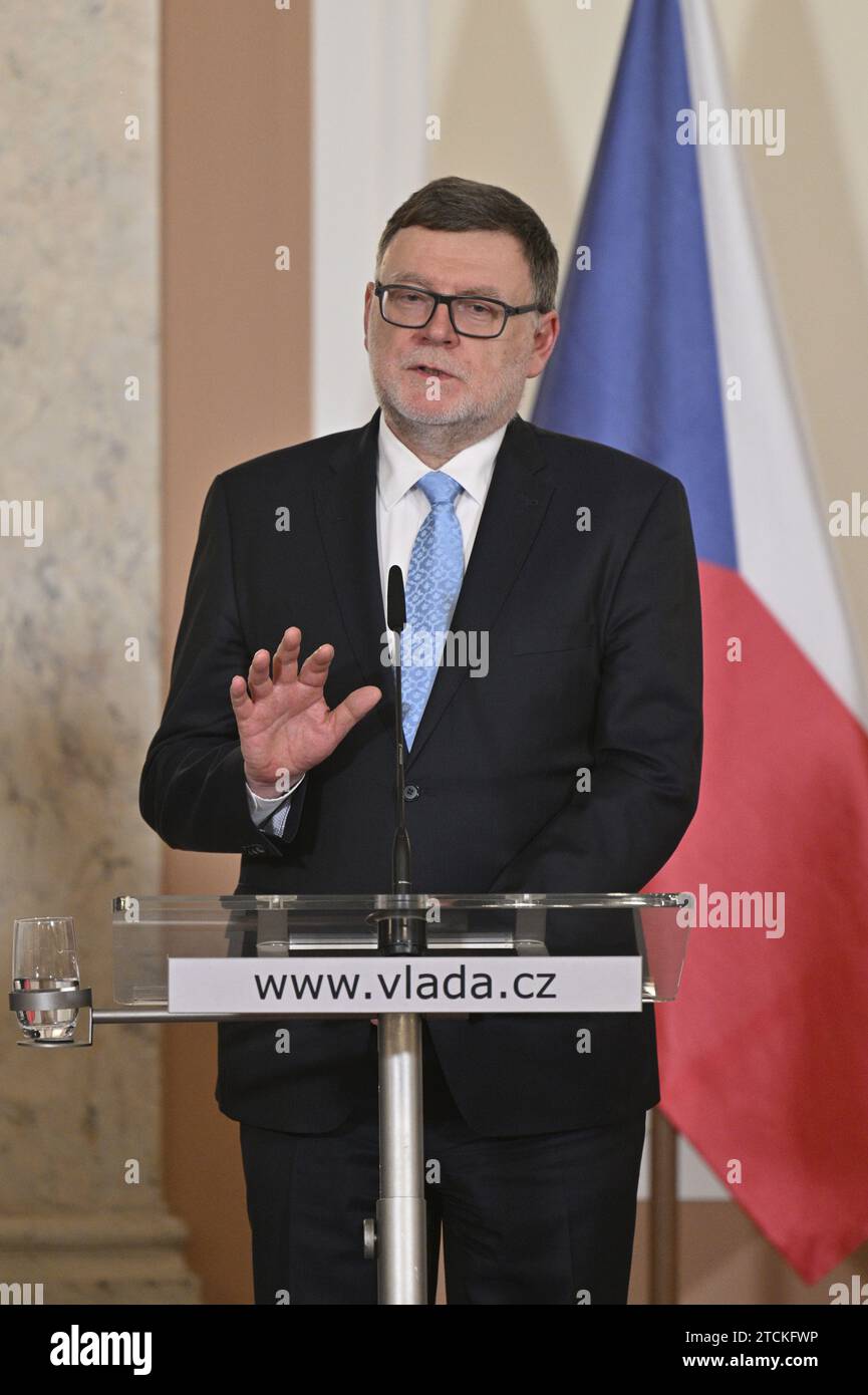 Praga, Repubblica Ceca. 13 dicembre 2023. Il ministro delle finanze ceco Zbynek Stanjura interviene durante la conferenza stampa sugli aiuti di Stato alle imprese ad alta intensità energetica, a Praga, Repubblica Ceca, il 13 dicembre 2023. Credito: Vit Simanek/CTK Photo/Alamy Live News Foto Stock