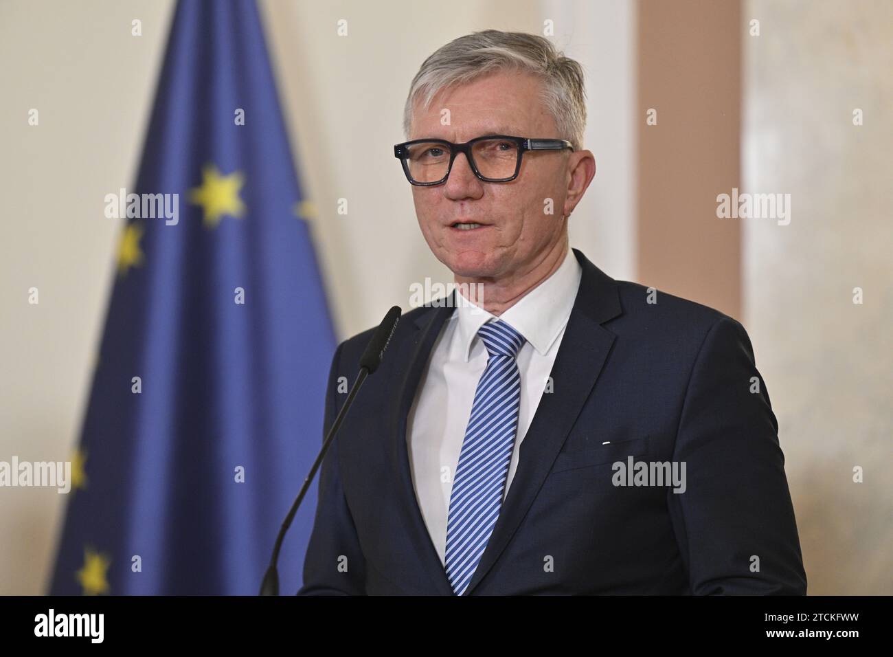 Praga, Repubblica Ceca. 13 dicembre 2023. La camera di commercio ceca Zdenek Zajicek interviene durante la conferenza stampa sugli aiuti di Stato alle imprese ad alta intensità energetica, tenutasi a Praga, Repubblica Ceca, il 13 dicembre 2023. Credito: Vit Simanek/CTK Photo/Alamy Live News Foto Stock