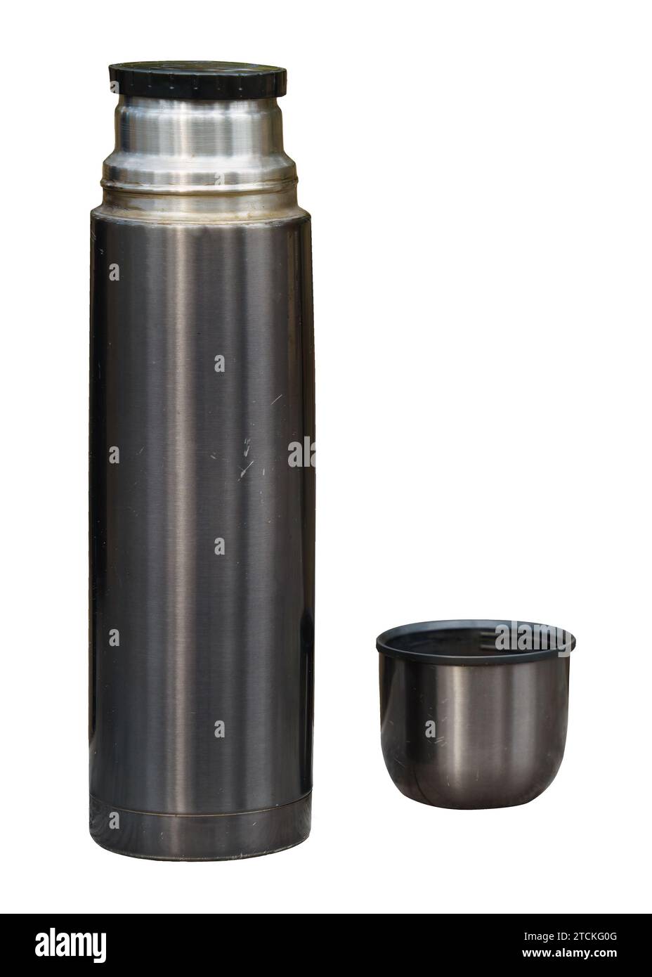 Matraccio thermos usato e una tazza isolata su sfondo bianco con percorso di ritaglio Foto Stock
