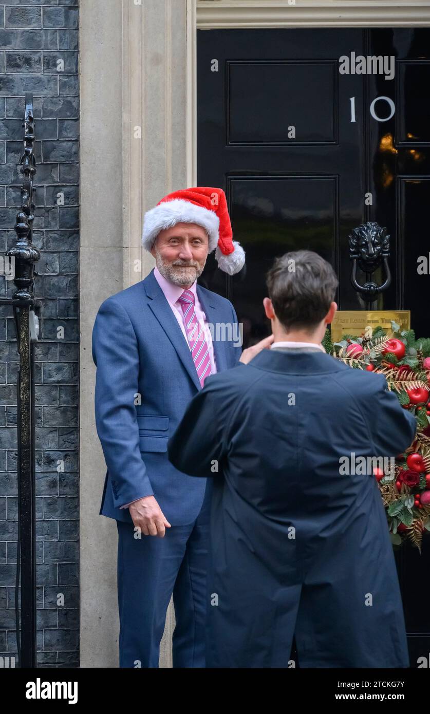 Eddie Hughes MP (con: Walsall North) in un Santa Hat fuori 10 Downing Street, 12 dicembre 2023 Foto Stock