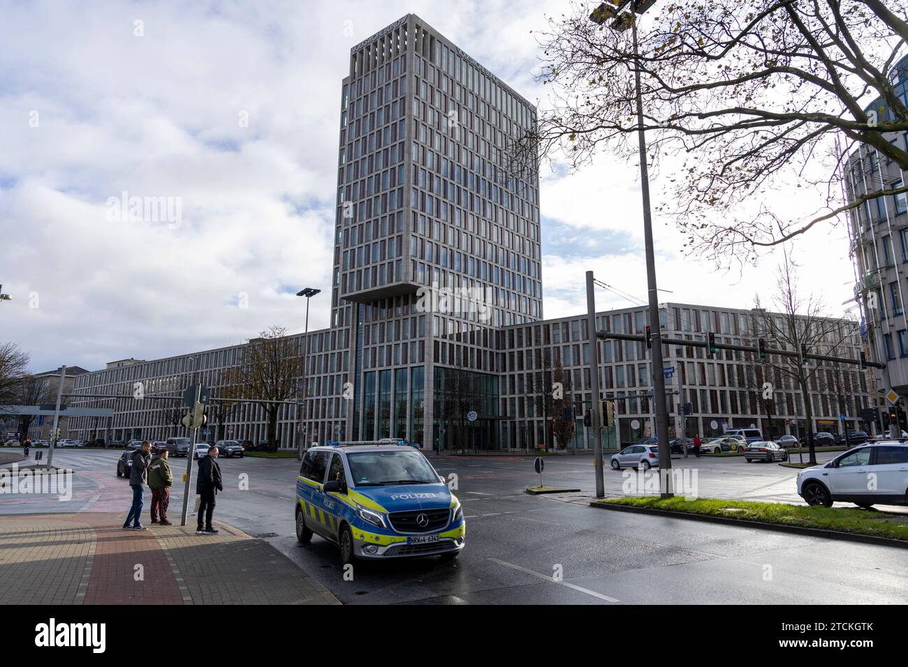 Versicherung und Finanzdienstleistungsgewerbe. 13.12.2023, UE, DEU, Deutschland, Nordrhein-Westfalen, Dortmund: Die Hauptverwaltung der Volkswohl Bund Versicherung. Die Signal Iduna soll nach Medienberichten mit der österreichischen SIGNA Gruppe des Milliardär Rene Benko Kreditgeschäfte für Seine Immobilienprojekte getätigt haben. EU, DEU, Germania, Renania settentrionale-Vestfalia, Dortmund: Sede centrale di Volkswohl Bund Versicherung. Secondo quanto riferito dai media, Signal Iduna avrebbe concluso operazioni di prestito con il gruppo austriaco SIGNA di proprietà del miliardario Rene Benko per la sua proprietà Foto Stock