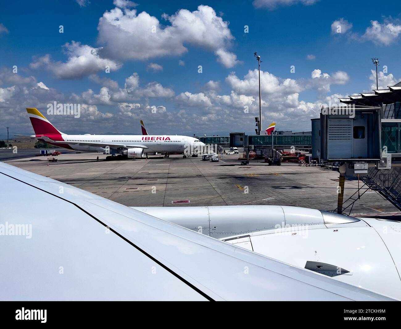 Madrid, Spagna; 31 maggio 2023: Aerei della compagnia aerea Iberia parcheggiati e in attesa di essere imbarcati dai turisti all'aeroporto Barajas di Madrid, Spagna. Foto Stock