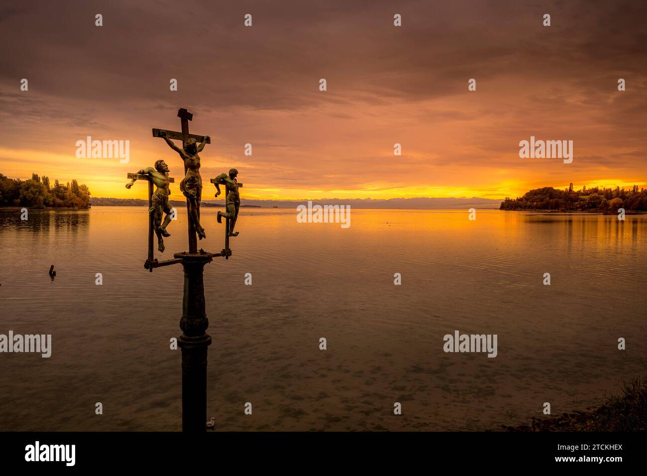 Croce svedese o Schwedenkreuz Isola dei Fiori Mainau sul Lago di Costanza nell'ora d'oro all'alba, in germania Foto Stock