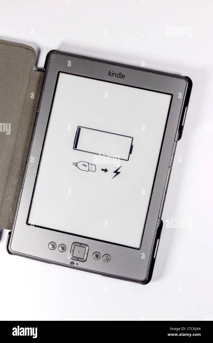 vecchi lettori di libri elettronici amazon kindle con simbolo di batteria scarica isolato su sfondo bianco dello studio Foto Stock