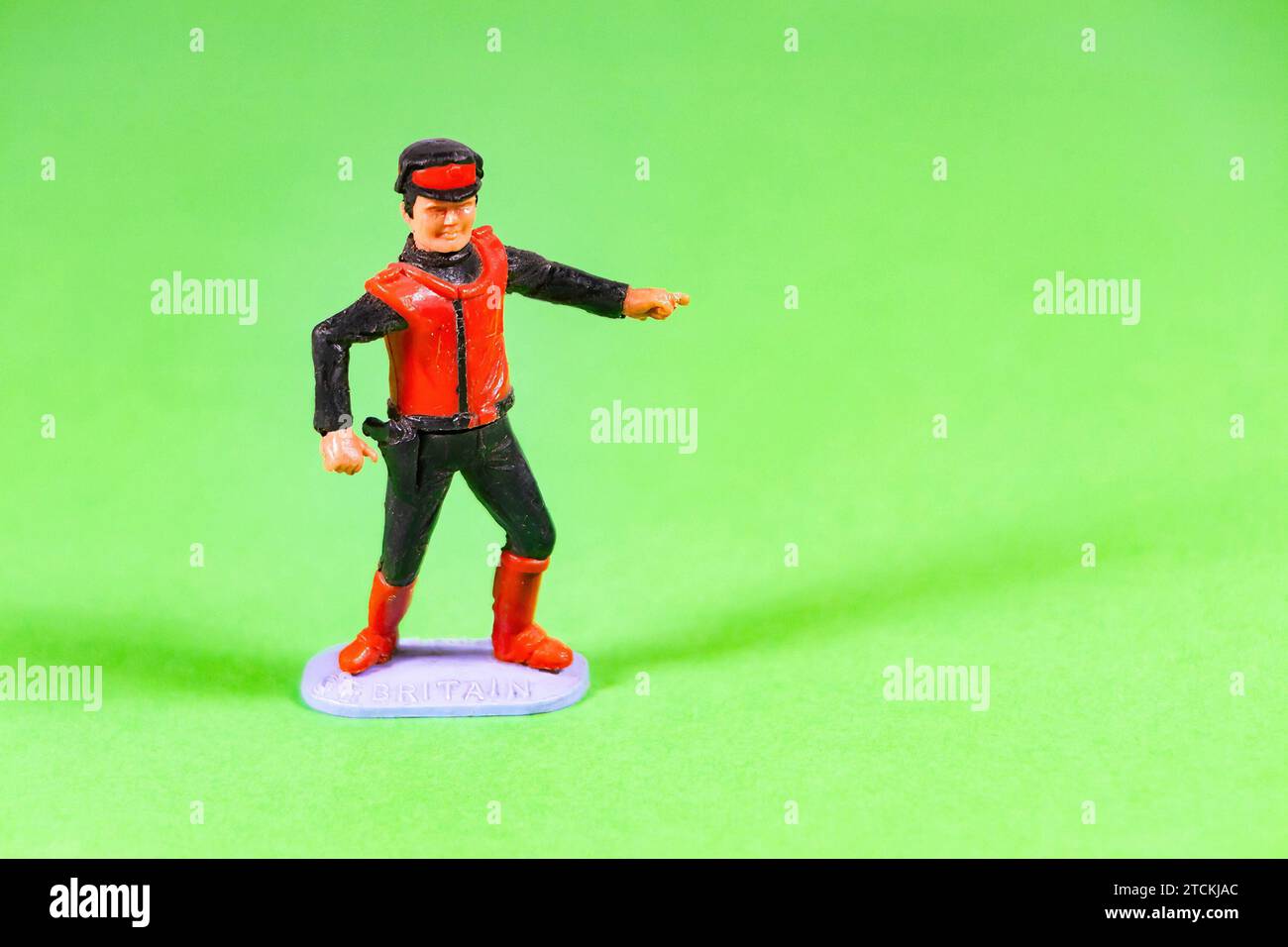 Figurina modello in plastica tie-in TV vintage Captain scarlatto isolata su sfondo verde studio Foto Stock