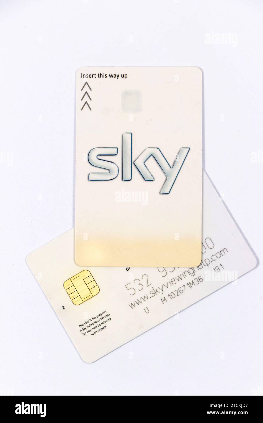 primo piano delle schede di visualizzazione digitali in plastica satellitari Sky isolate su sfondo bianco dello studio Foto Stock
