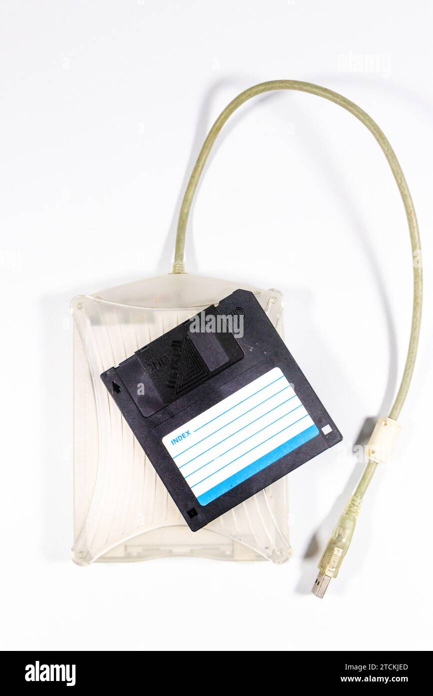 Vecchia unità floppy da 1,4 MB isolata su sfondo bianco dello studio Foto Stock