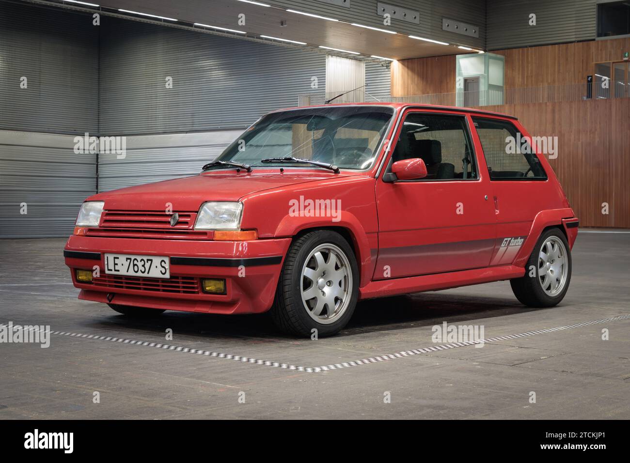 Bilbao, Spagna-11 novembre 2023: 1982 Renault 5 Copa Turbo (seconda generazione di Renault 5) in parcheggio coperto Foto Stock