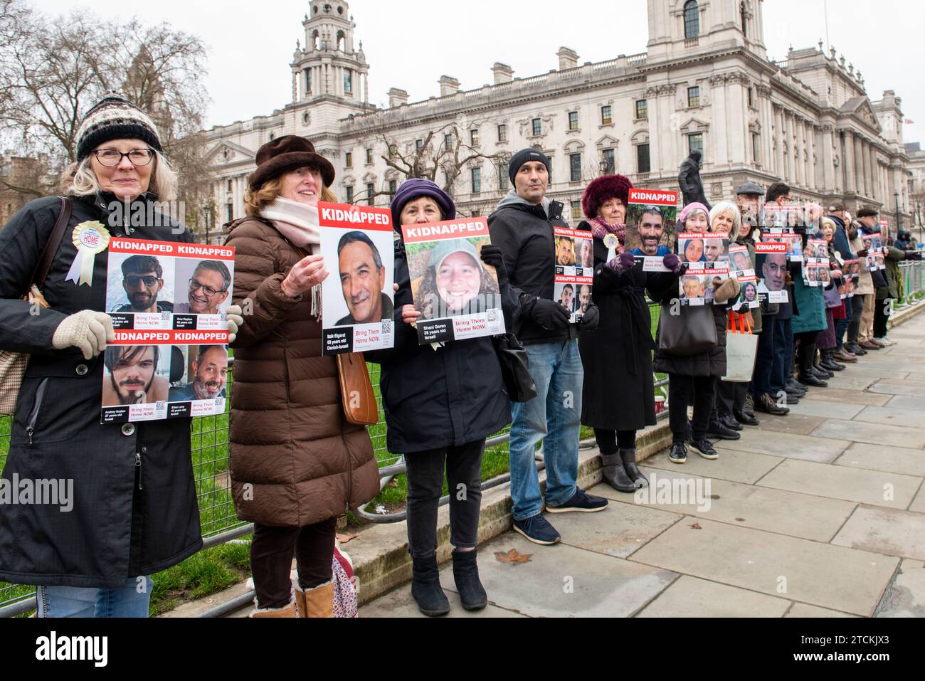 Westminster Londra, Regno Unito. 13 dicembre 2023. “Bring Them Home” veglia silenziosa di fronte alla camera del Parlamento. 20 volontari stanno in silenzio a sostegno delle famiglie degli ostaggi presi dal terrorista di Hamas in Israele il 7 ottobre. La veglia due volte alla settimana è organizzata dal Consiglio ebraico dei deputati. Crediti: Rena Pearl/Alamy Live News Foto Stock