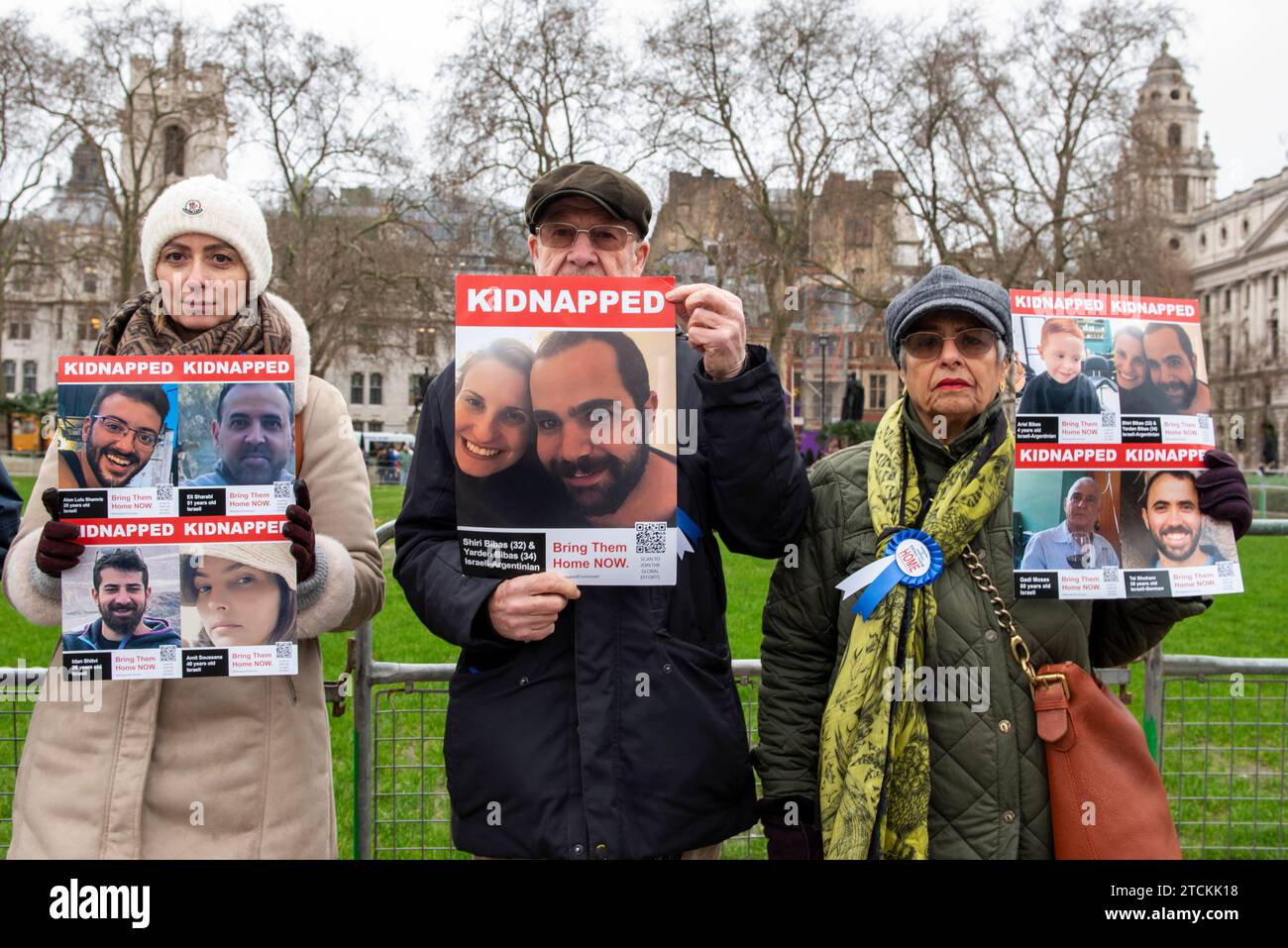 Westminster Londra, Regno Unito. 13 dicembre 2023. “Bring Them Home” veglia silenziosa di fronte alla camera del Parlamento. 20 volontari stanno in silenzio a sostegno delle famiglie degli ostaggi presi dal terrorista di Hamas in Israele il 7 ottobre. La veglia due volte alla settimana è organizzata dal Consiglio ebraico dei deputati. Crediti: Rena Pearl/Alamy Live News Foto Stock