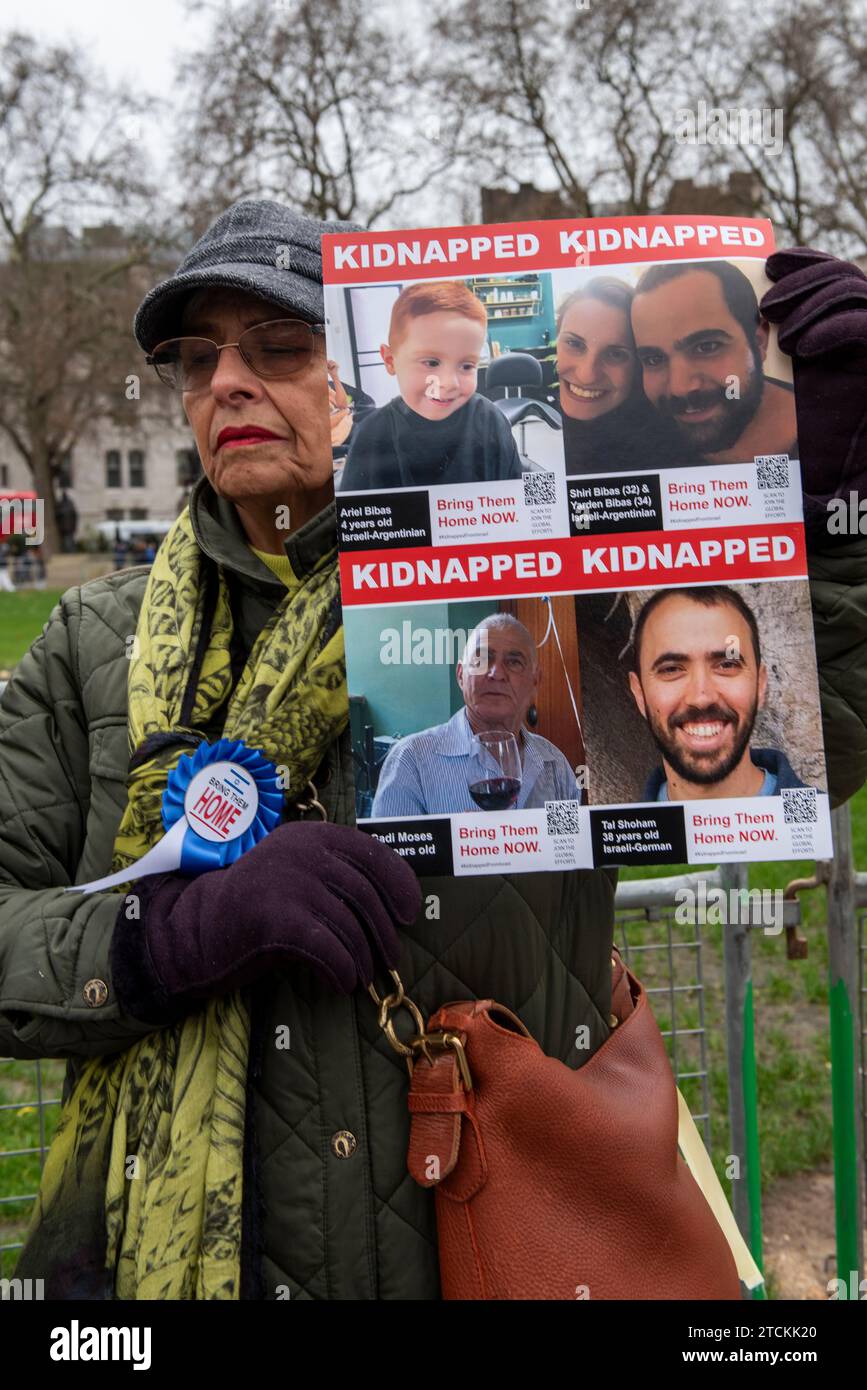 Westminster Londra, Regno Unito. 13 dicembre 2023. “Bring Them Home” veglia silenziosa di fronte alla camera del Parlamento. 20 volontari stanno in silenzio a sostegno delle famiglie degli ostaggi presi dal terrorista di Hamas in Israele il 7 ottobre. La veglia due volte alla settimana è organizzata dal Consiglio ebraico dei deputati. Crediti: Rena Pearl/Alamy Live News Foto Stock