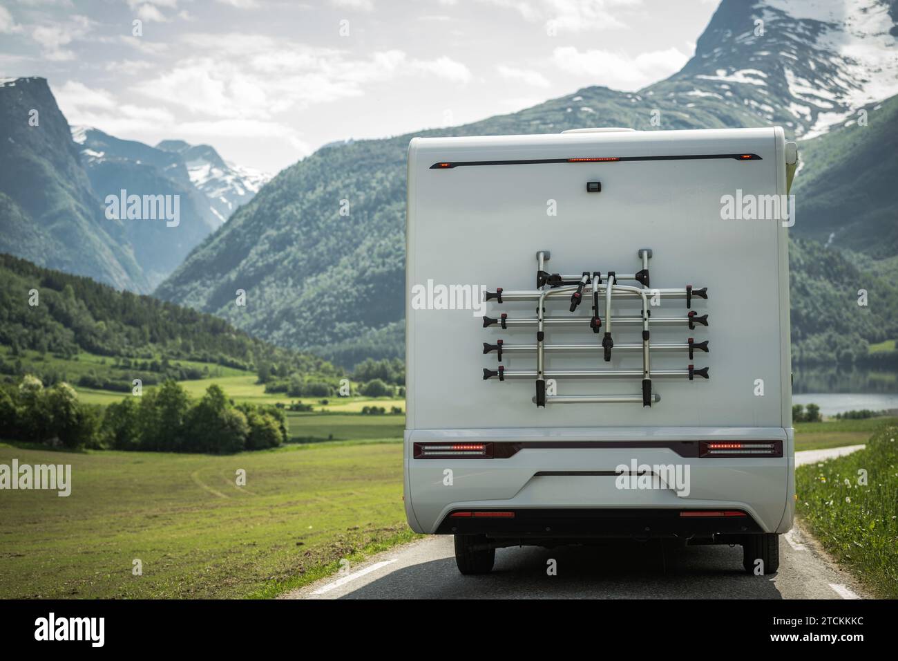 Modern camper Road Trip in estate a Norwa, Europa. Foto Stock