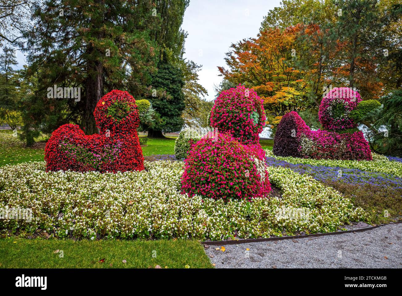 Giardini con elementi decorati con fiori come si vede sull'isola di Mainau in Germania Foto Stock