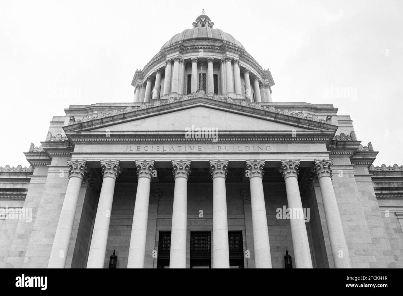 Foto in bianco e nero granuloso dell'edificio del Campidoglio dello Stato di Washington con il cielo nuvoloso. Scatto del maggio 1992. Foto Stock