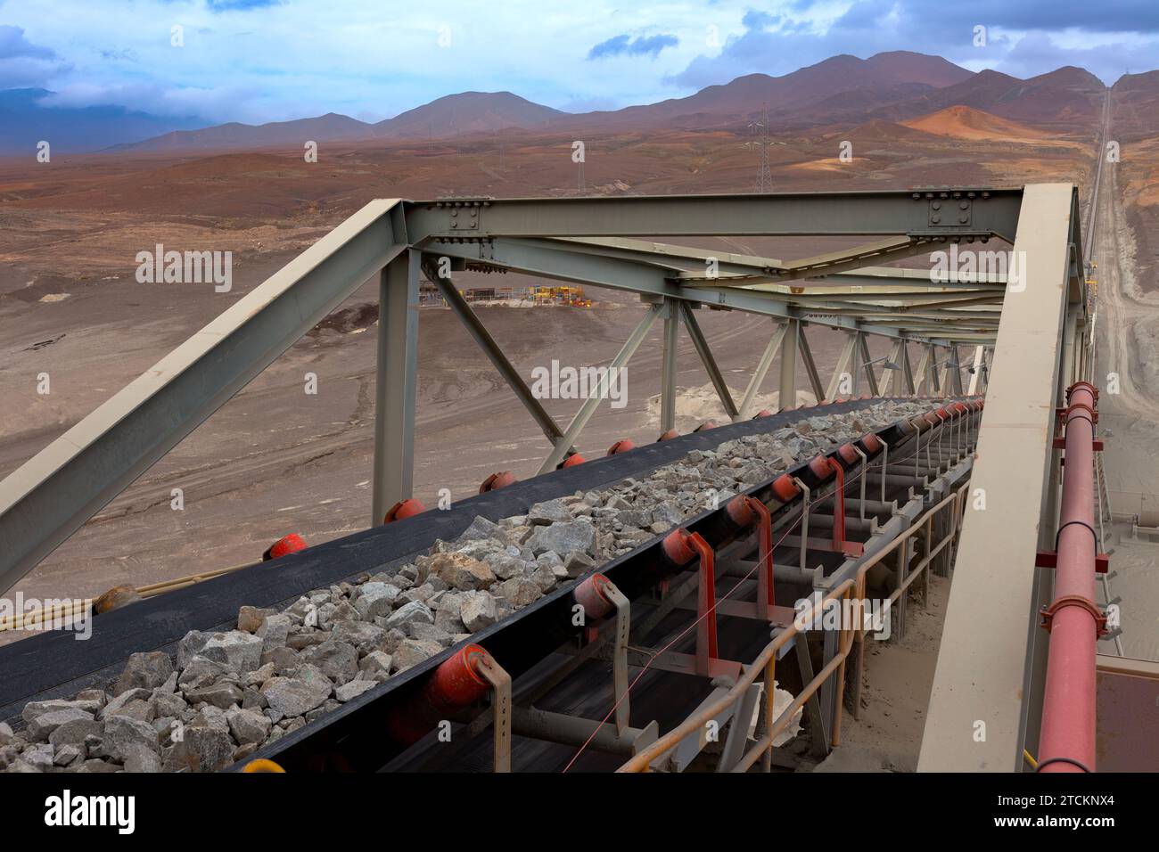 Minerale grezzo su un nastro trasportatore molto grande prima di essere frantumato in una miniera di rame nel Cile settentrionale. Foto Stock