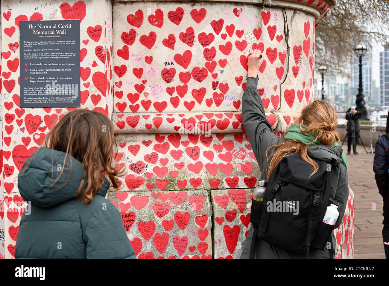 Londra Regno Unito. La gente continua a lasciare messaggi sul Covid Memorial Wall mentre la National Covid Inquiry continua a raccogliere prove nei governi che gestiscono la pandemia. Crediti: michael melia/Alamy Live News Foto Stock