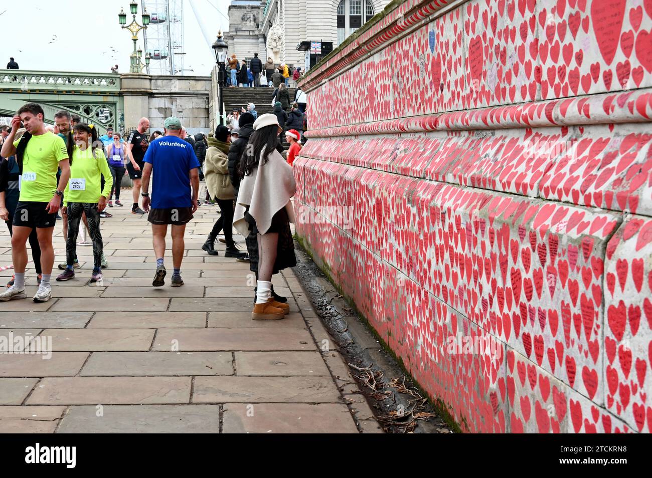 Londra Regno Unito. La gente continua a lasciare messaggi sul Covid Memorial Wall mentre la National Covid Inquiry continua a raccogliere prove nei governi che gestiscono la pandemia. Crediti: michael melia/Alamy Live News Foto Stock