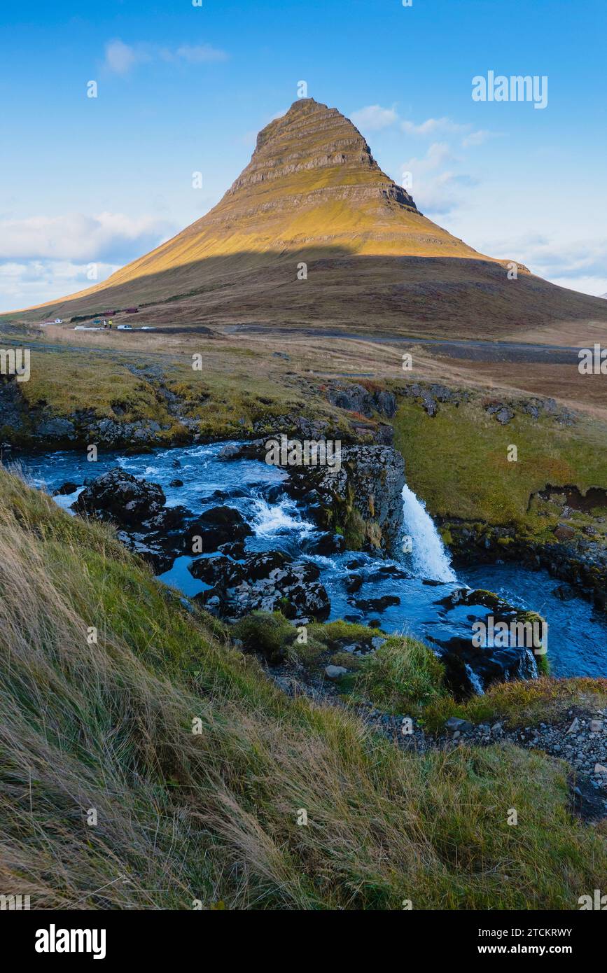 Islanda, Parco Nazionale della Penisola di Snæfellsnes, cascata Kirkjufellsfoss, cascata di Church Mountain e Kirkjufell, montagna della Chiesa. Foto Stock