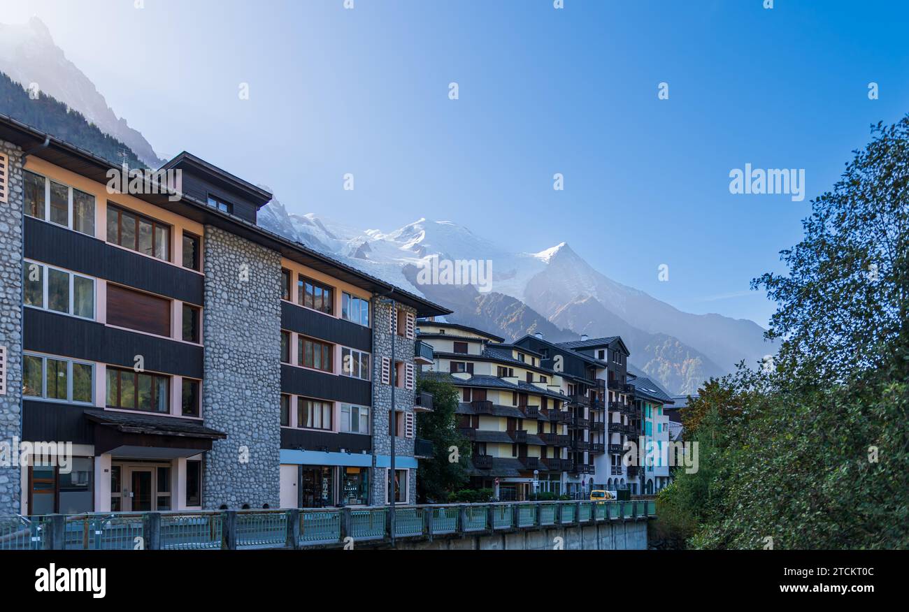 Il massiccio del Monte bianco, visto da una strada di Chamonix, alta Savoia, Francia Foto Stock