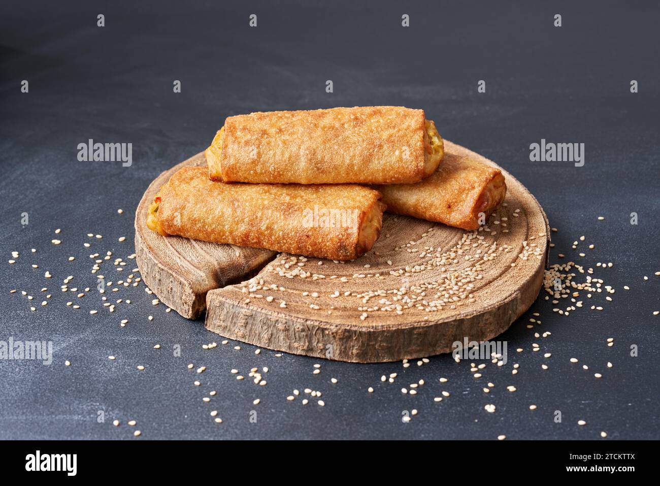 Involtini primavera fritti caldi su uno sfondo più scuro Foto Stock