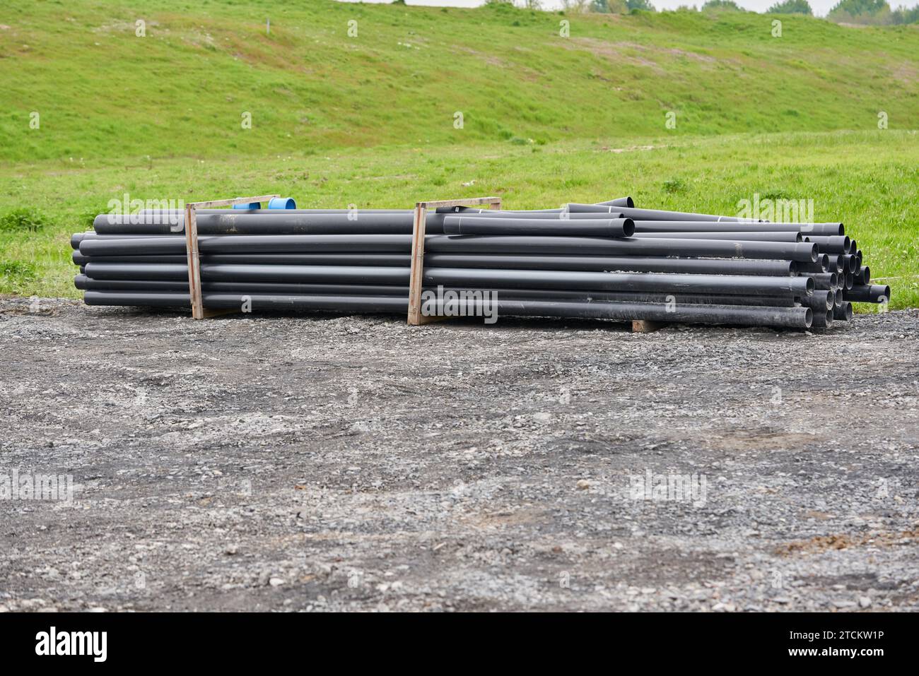 tubi in plastica nera nel cantiere Foto Stock