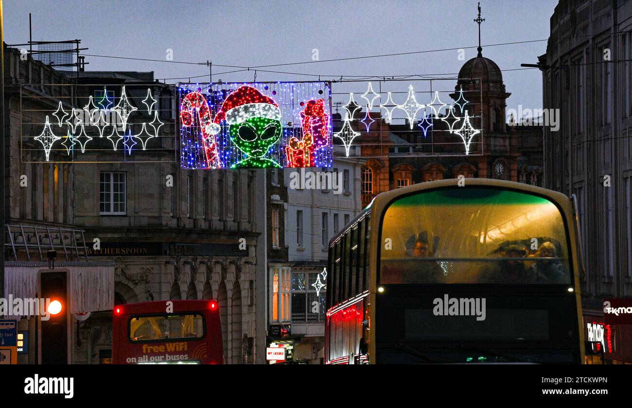 Brighton Regno Unito 13 dicembre 2023 - le stravaganti luci natalizie si illuminano sugli acquirenti a Brighton mentre le festività natalizie sono in pieno svolgimento in tutto il Regno Unito : Credit Simon Dack / Alamy Live News Foto Stock