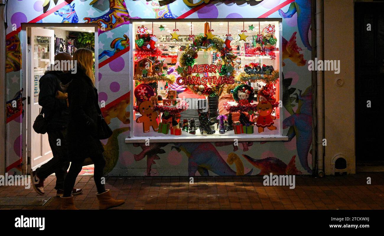 Brighton Regno Unito 13 dicembre 2023 - gli amanti dello shopping natalizio nell'area North Laine di Brighton, mentre la stagione delle feste è in pieno svolgimento in tutto il Regno Unito: Credit Simon Dack / Alamy Live News Foto Stock