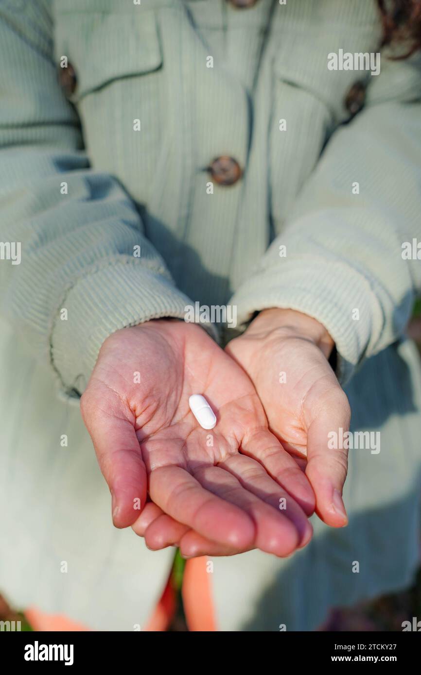 primo piano di mani con una pillola per dire di no alla droga. campagna contro la droga Foto Stock