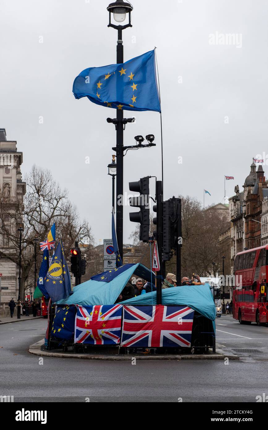 Westminster, Londra Regno Unito, 13 dicembre 2024. Steve Bray, l'attivista britannico alla sua manifestazione settimanale a Westminster contro la Brexit e il Partito Conservatore. Egli campagne per ricongiungersi all’UE e per far uscire i “bugiardi Tories dal governo”. Crediti: Rena Pearl/Alamy Live News Foto Stock