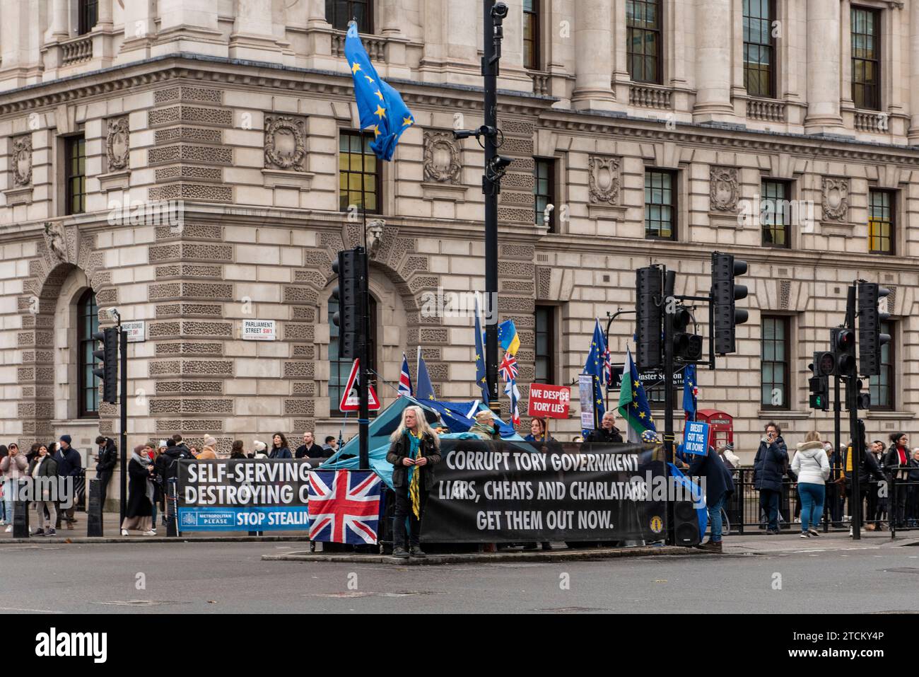 Westminster, Londra Regno Unito, 13 dicembre 2024. Steve Bray, l'attivista britannico alla sua manifestazione settimanale a Westminster contro la Brexit e il Partito Conservatore. Egli campagne per ricongiungersi all’UE e per far uscire i “bugiardi Tories dal governo”. Crediti: Rena Pearl/Alamy Live News Foto Stock