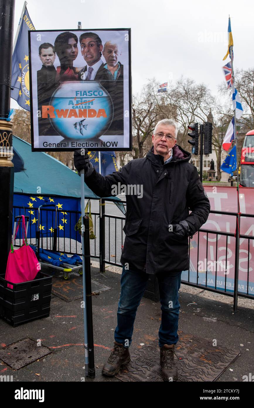 Westminster, Londra Regno Unito, 13 dicembre 2024. Steve Bray, l'attivista britannico alla sua manifestazione settimanale a Westminster contro la Brexit e il Partito Conservatore. Egli campagne per ricongiungersi all’UE e per far uscire i “bugiardi Tories dal governo”. Crediti: Rena Pearl/Alamy Live News Foto Stock